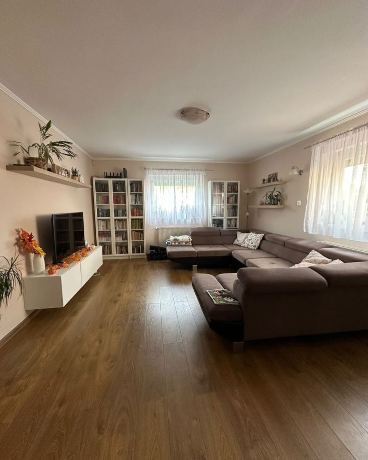 DUNAHARASZTI HATÁR ÚT – TELJESEN FELÚJÍTOTT, 159 M²-ES CSALÁDI HÁZ MEDENCÉVEL, SAJÁT SZAUNÁVAL, DUPLA GARÁZZSAL ÉS NAPELEMMEL