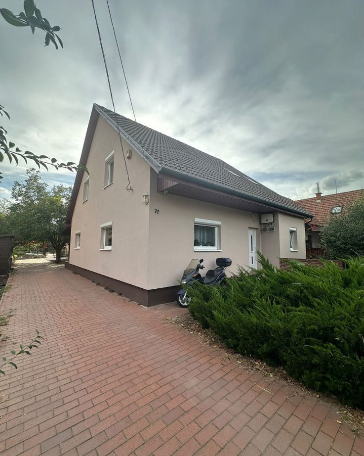 DUNAHARASZTI HATÁR ÚT – TELJESEN FELÚJÍTOTT, 159 M²-ES CSALÁDI HÁZ MEDENCÉVEL, SAJÁT SZAUNÁVAL, DUPLA GARÁZZSAL ÉS NAPELEMMEL