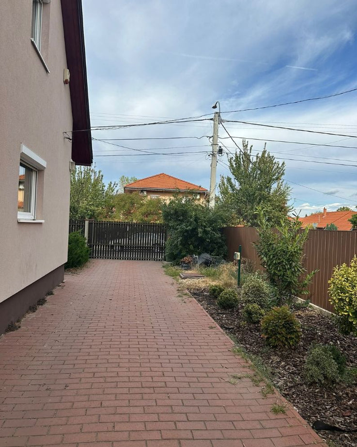 DUNAHARASZTI HATÁR ÚT – TELJESEN FELÚJÍTOTT, 159 M²-ES CSALÁDI HÁZ MEDENCÉVEL, SAJÁT SZAUNÁVAL, DUPLA GARÁZZSAL ÉS NAPELEMMEL