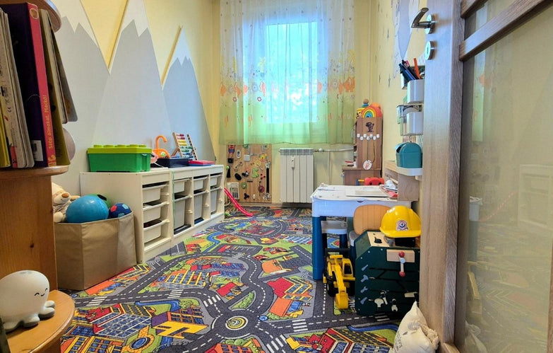 Kecskemét Széchenyivárosának egyik kedvelt, nyugodt részén keresi új családját ez a szerethető, kétszintes otthon.