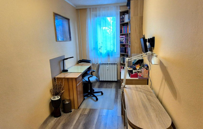 Kecskemét Széchenyivárosának egyik kedvelt, nyugodt részén keresi új családját ez a szerethető, kétszintes otthon.