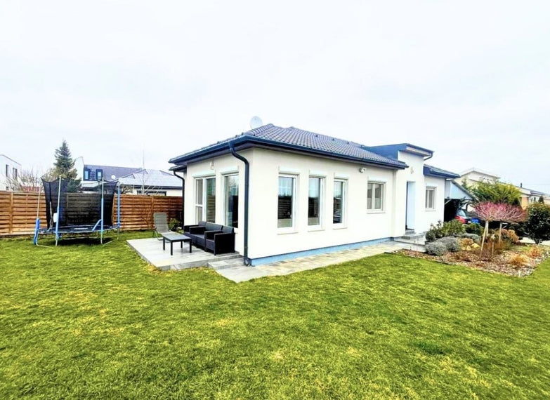 Modern 3 szobás családi ház – 93 m², terasszal és rendezett kerttel Katonatelepen