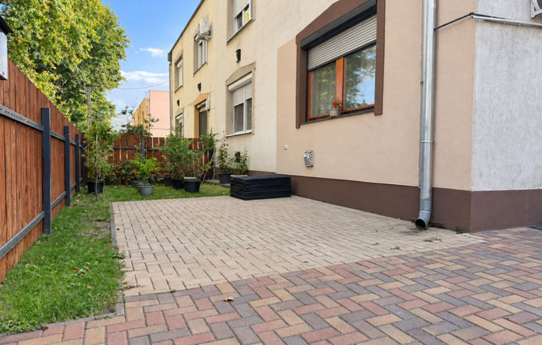 Egy lakás, ahol az udvarról és a saját garázsról sem kell lemondanod!