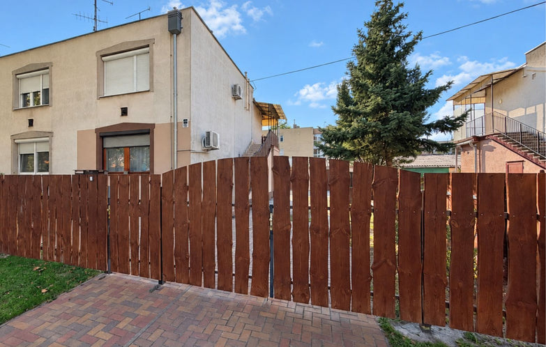 Egy lakás, ahol az udvarról és a saját garázsról sem kell lemondanod!