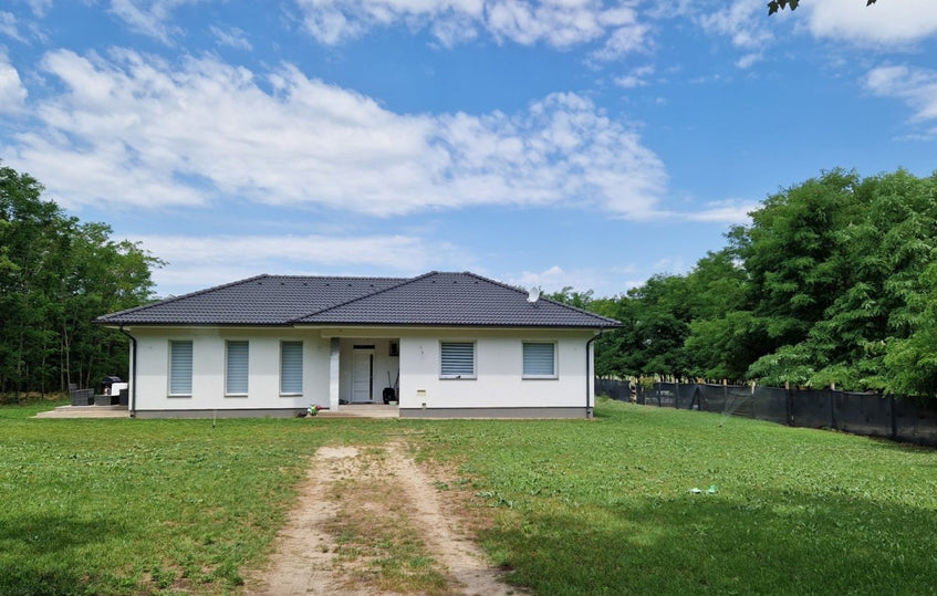 Eladó 2023-ban átadott, modern és ízléses megoldásokkal kivitelezett családi ház