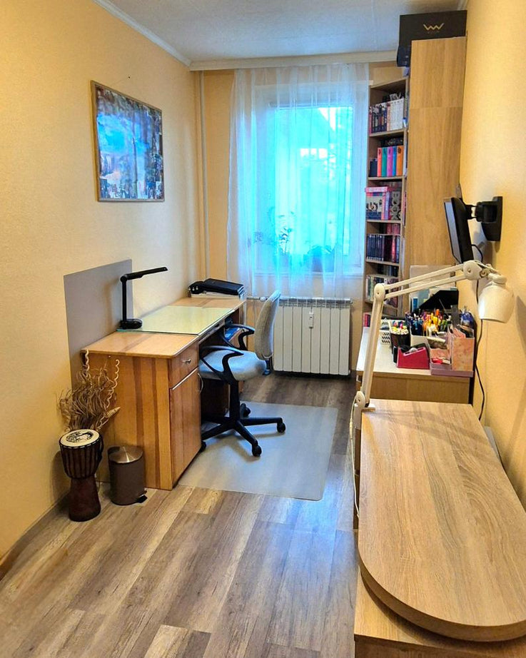 Kecskemét Széchenyivárosának egyik kedvelt, nyugodt részén keresi új családját ez a szerethető, kétszintes otthon.