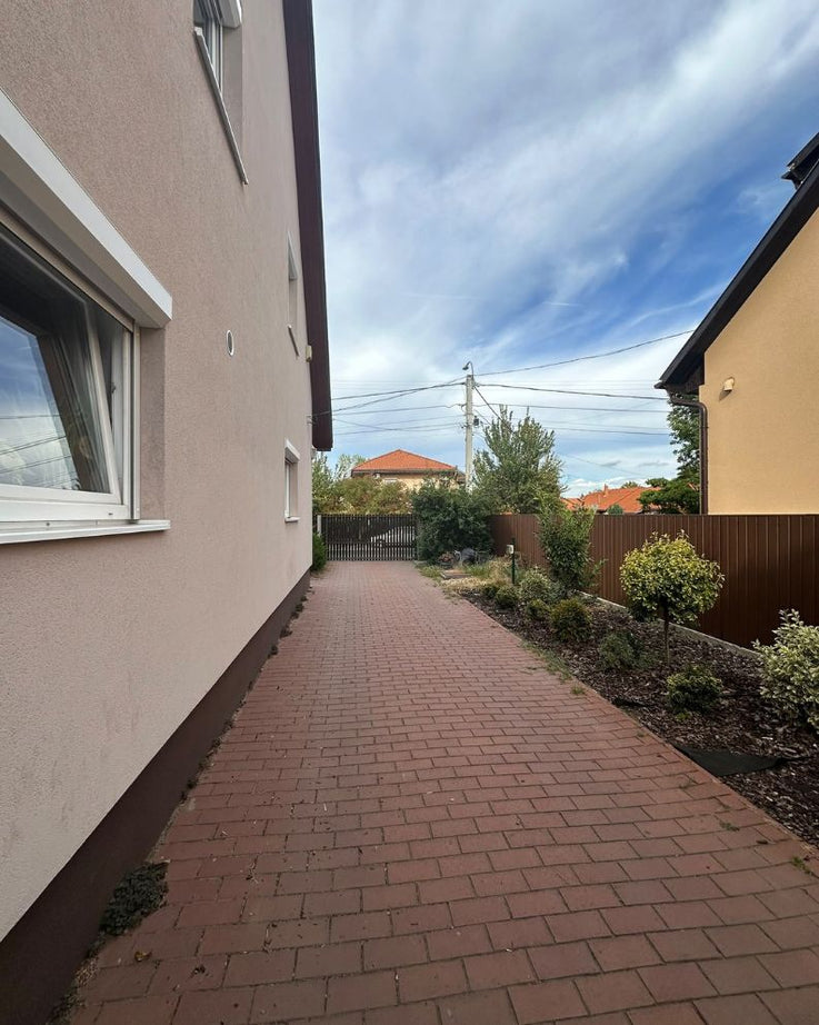 DUNAHARASZTI HATÁR ÚT – TELJESEN FELÚJÍTOTT, 159 M²-ES CSALÁDI HÁZ MEDENCÉVEL, SAJÁT SZAUNÁVAL, DUPLA GARÁZZSAL ÉS NAPELEMMEL